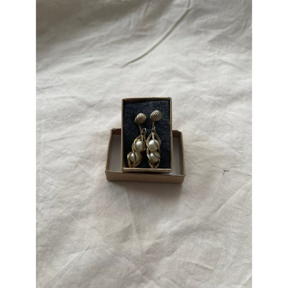 Antique/Vintage Antiqued Gold Tone Spiral Caged Dbl Pearl Screw-On Clip Earrings - Picture 10 of 11